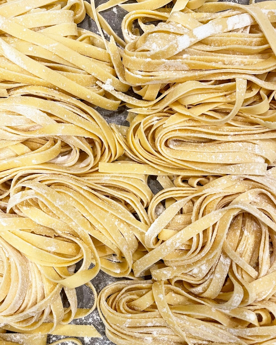 A plate of tonnarelli cacio e pepe